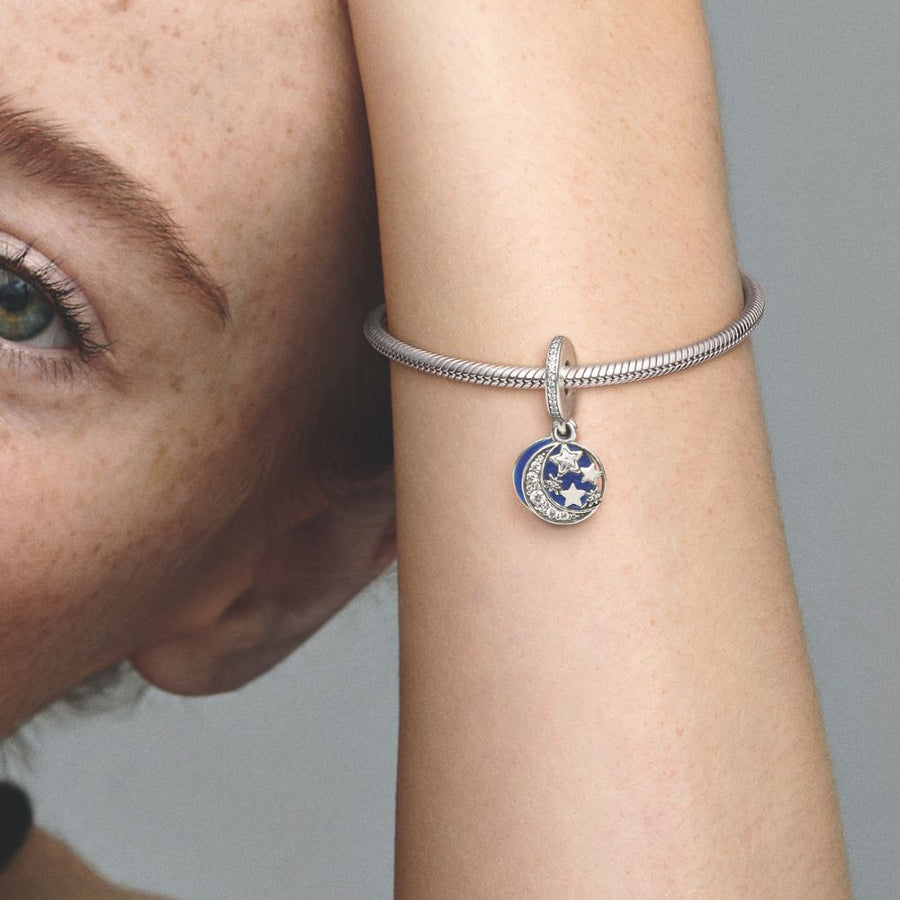 Mēness un zilas debesis piekariņš