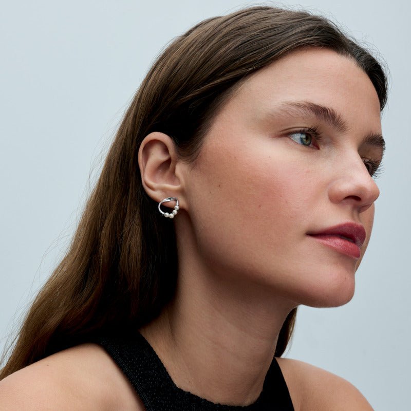 Dāvanu komplekts: Organiskas formas Pavé apļveida un saldūdens kultivētu pērļu Collier kaklarota & Saldūdens kultivētu pērļu organiskas formas apļveida auskari