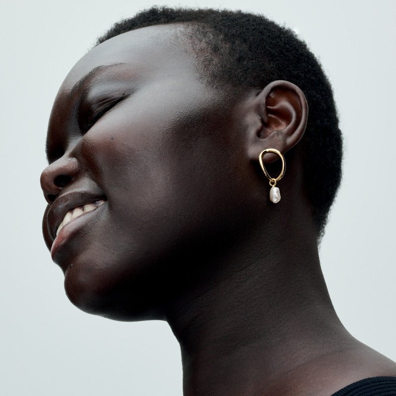 Organiskas formas baroka stila saldūdens kultivētu pērļu apļveida auskari