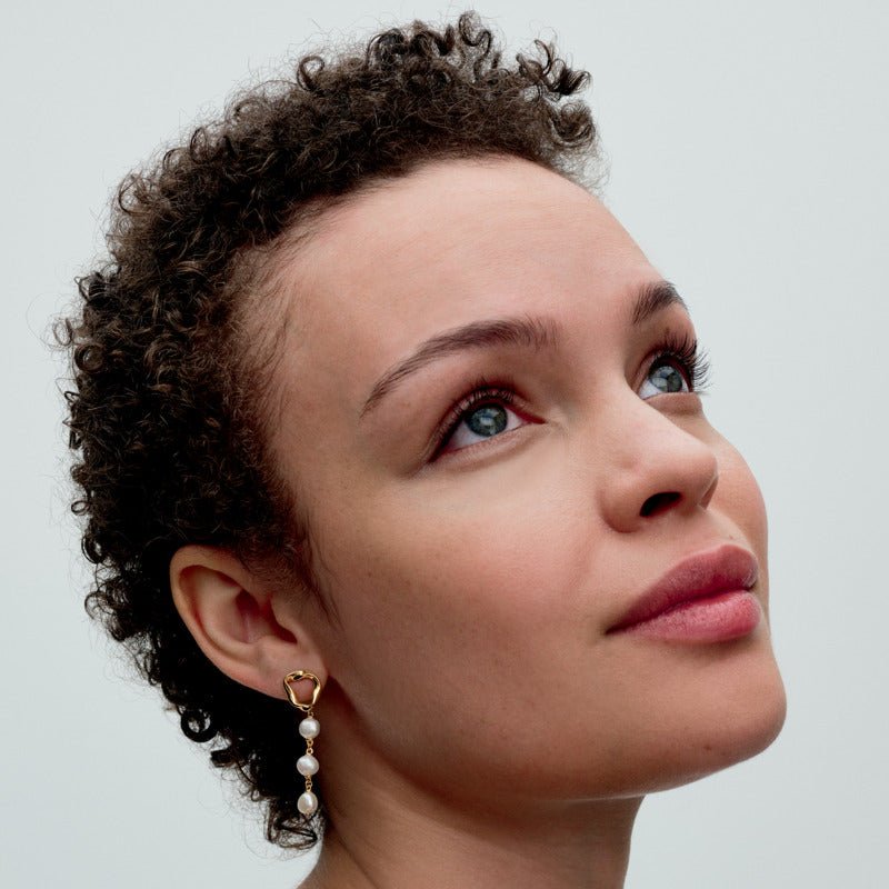 Organiskas formas apaļi un baroka stila saldūdens kultivētu pērļu auskari