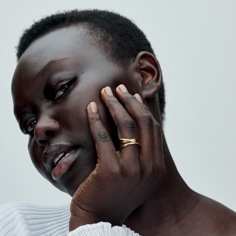 Organiskas formas trīskāršas joslas atvērtais gredzens