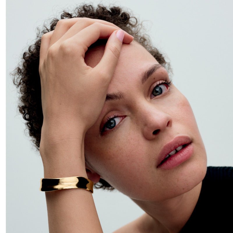 Plaši atvērta organiskas formas rokassprādze