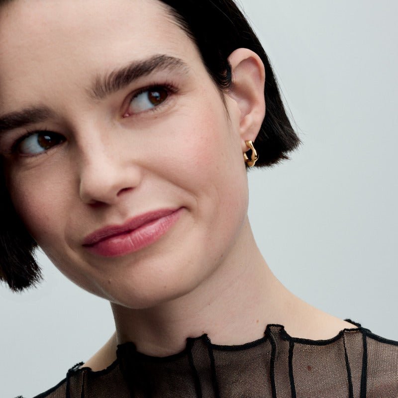 Organiskas formas atvērtie stīpiņu auskari