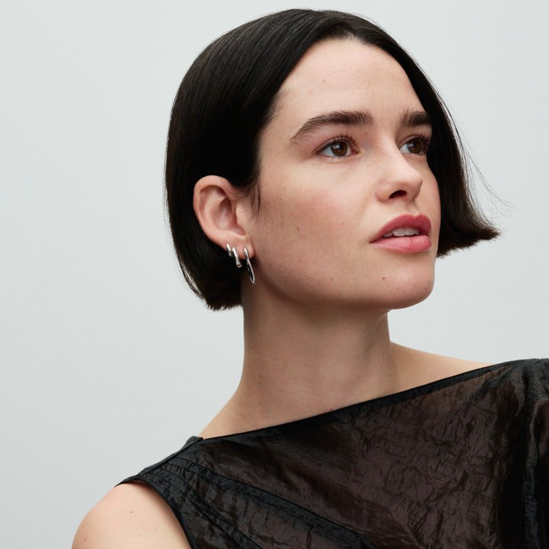 Organiskie V formas atvērtie stīpiņu auskari