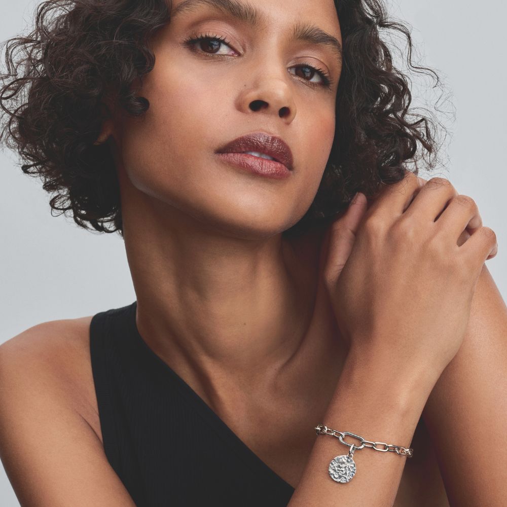 Ziedošā ķirša medaljona amulets