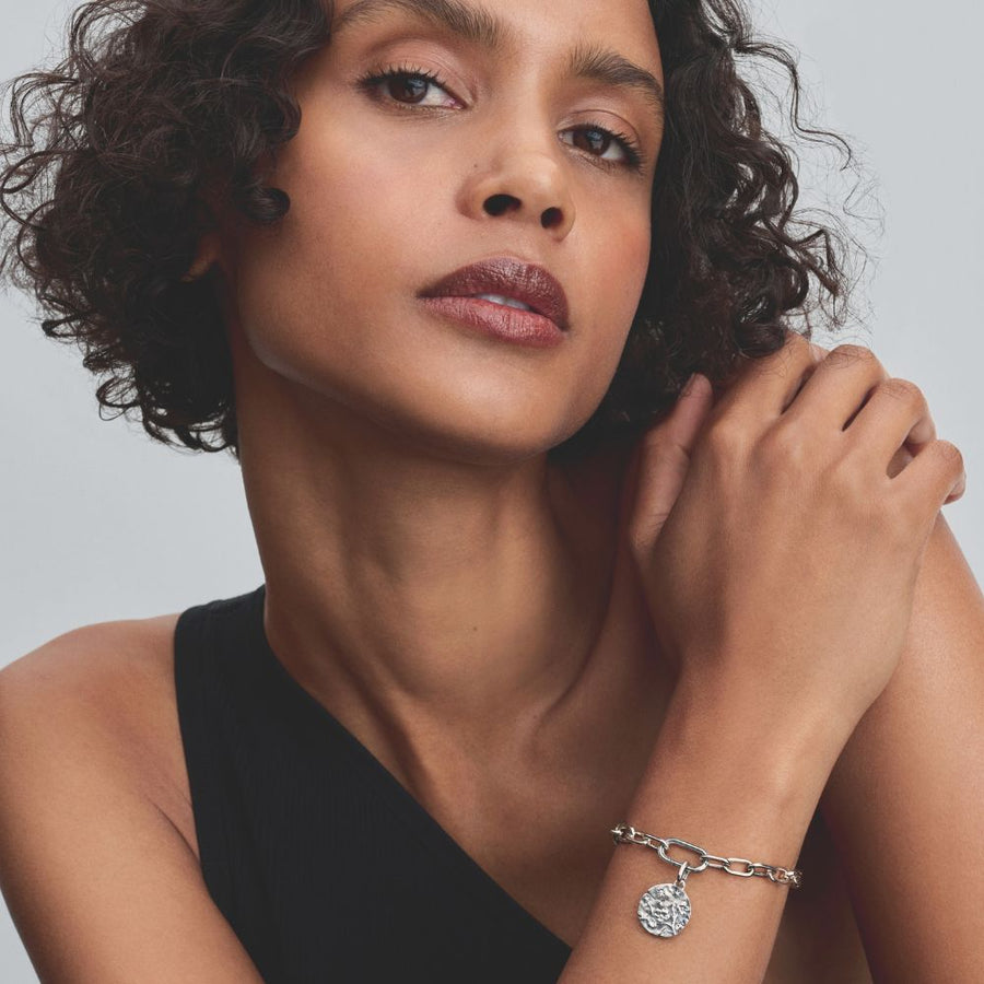 Ziedošā ķirša medaljona amulets