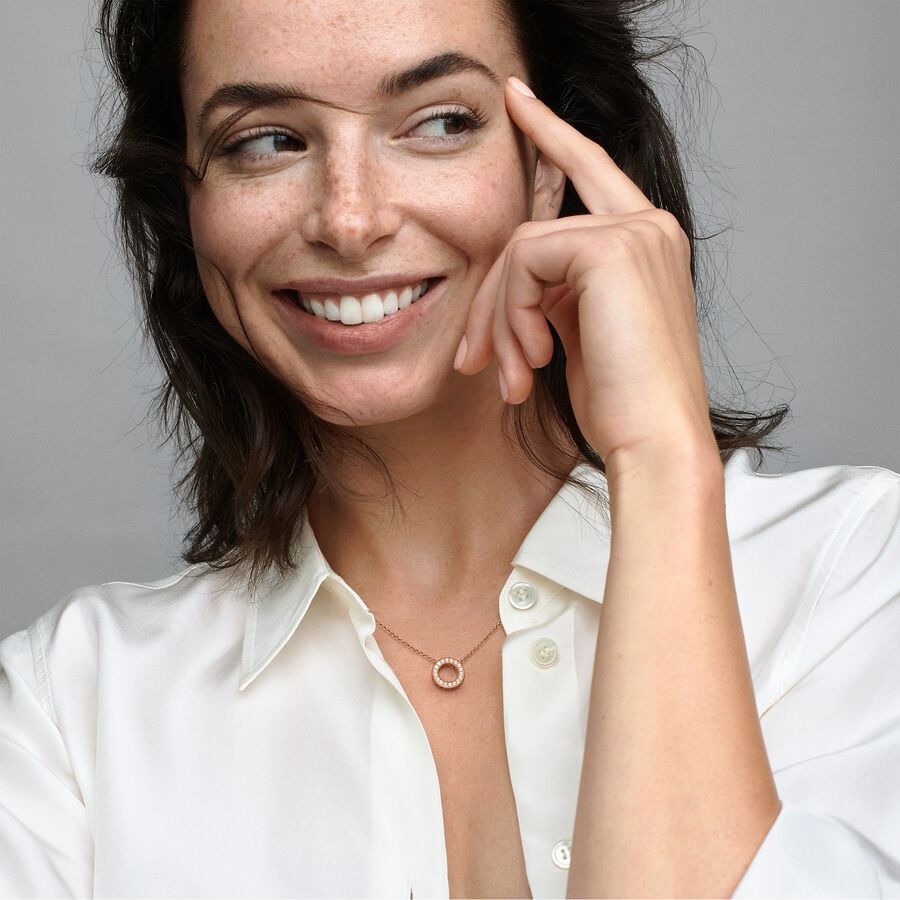 Dāvanu komplekts: Pieguļoša apļveida kaklarota ar Pandora logotipu pavé rakstu & Mirdzošie dubultriņķa auskari