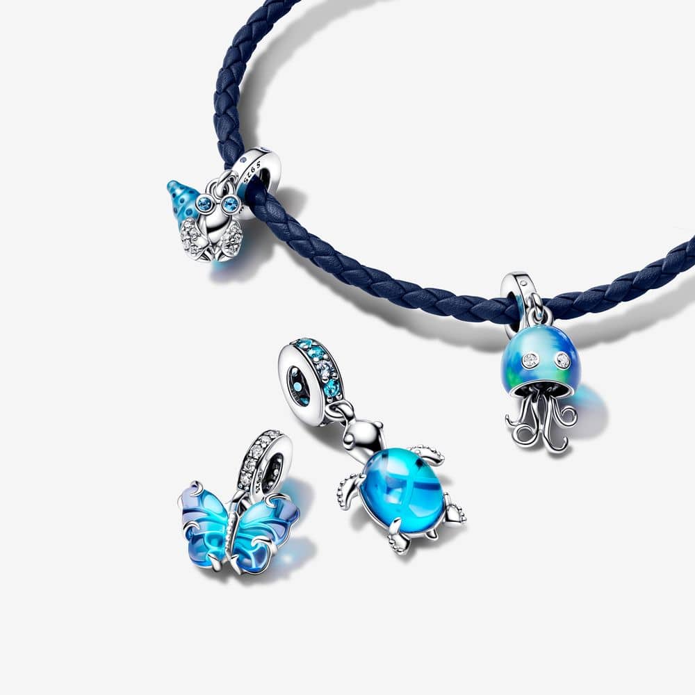 Pandora Moments apaļā aizdares zilā pītā ādas rokassprādze