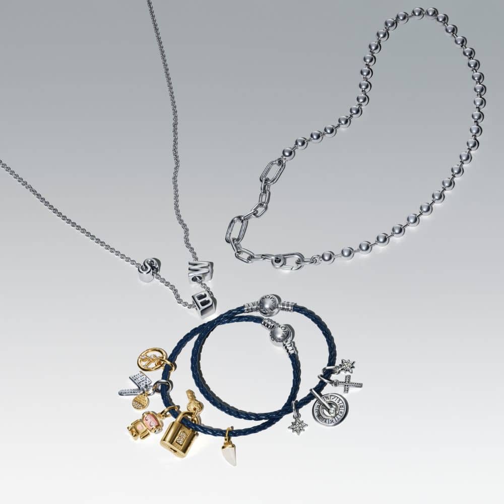 Pandora Moments apaļā aizdares zilā pītā ādas rokassprādze