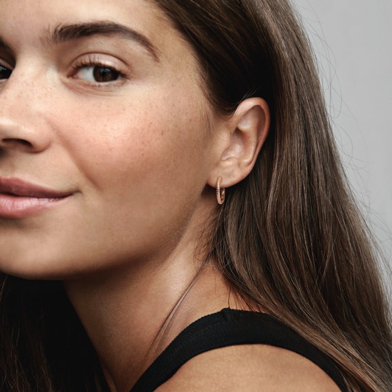 Pandora Moments mazie amuletu riņķa auskari