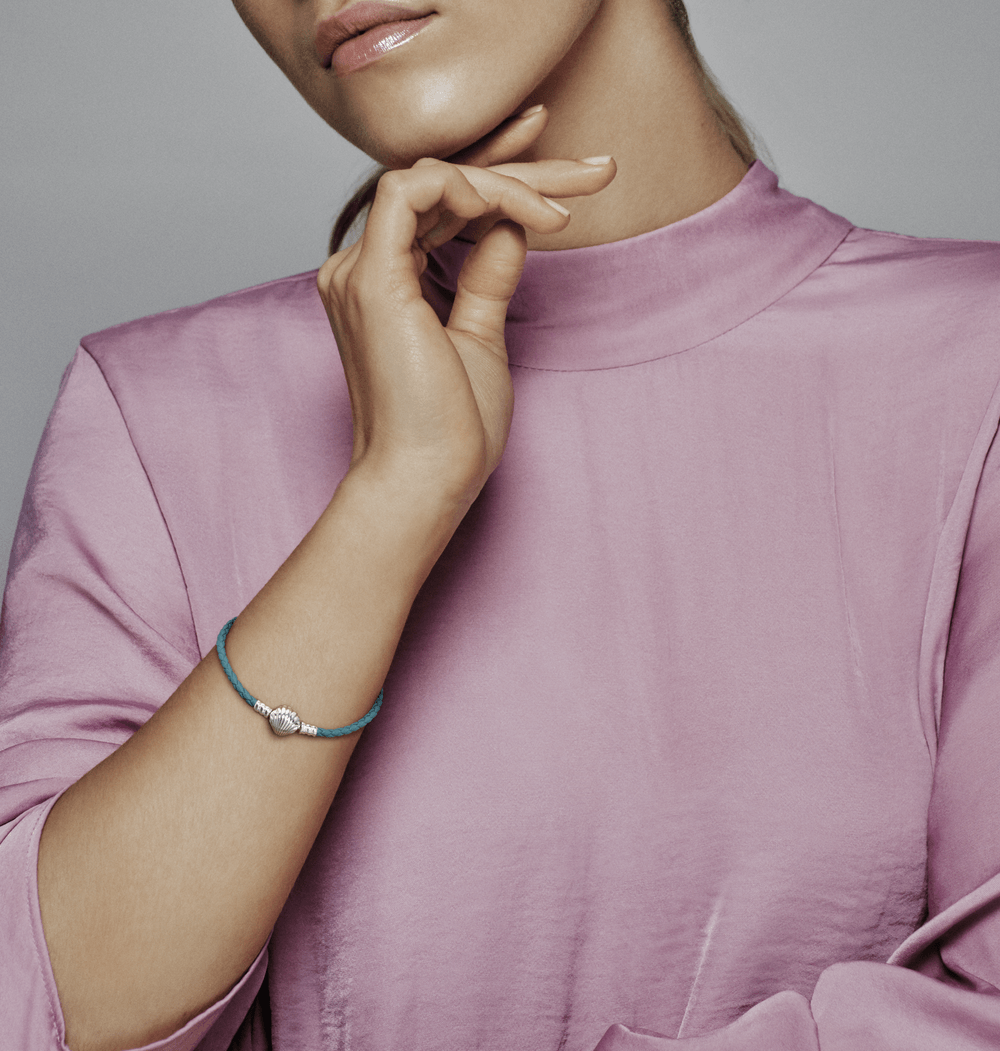 Pandora Moments pītā ādas rokassprādze tirkīza krāsā ar aizdari gliemežvāka formā