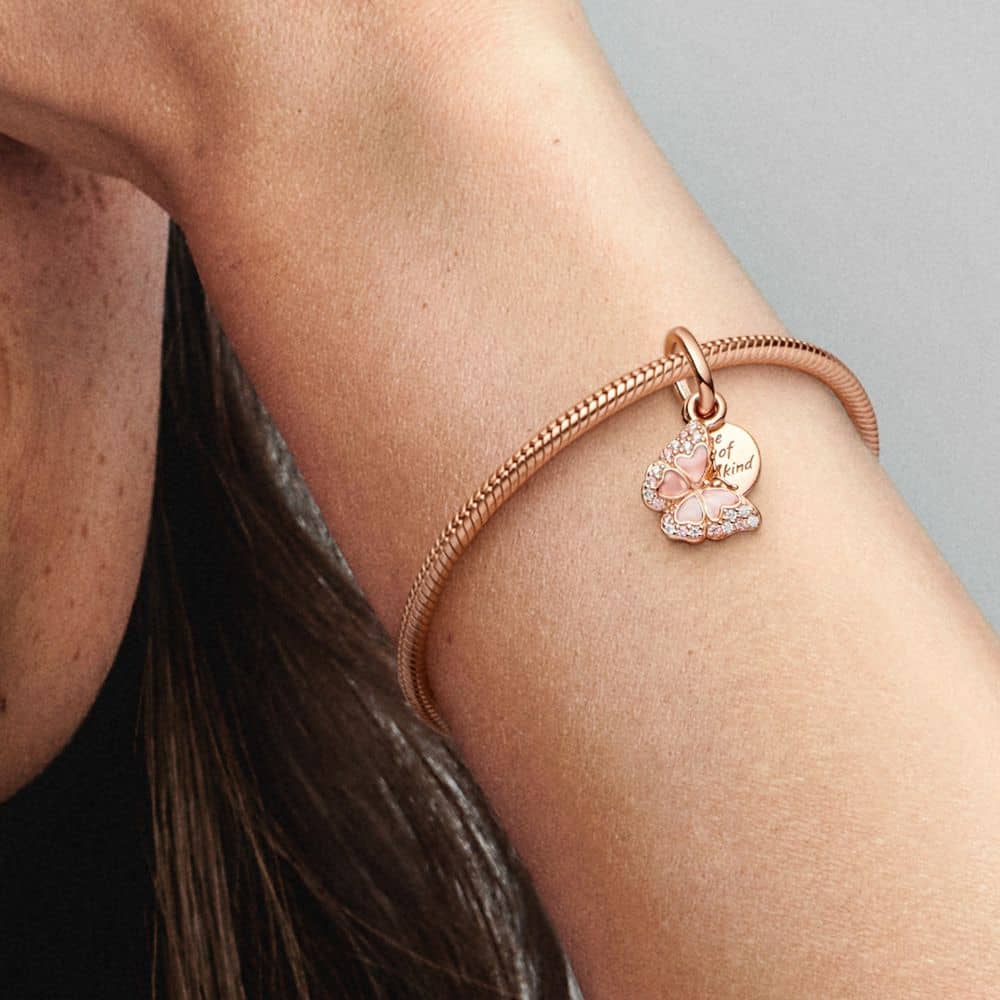 Rozā piekarināmais auriņa un citāta amulets