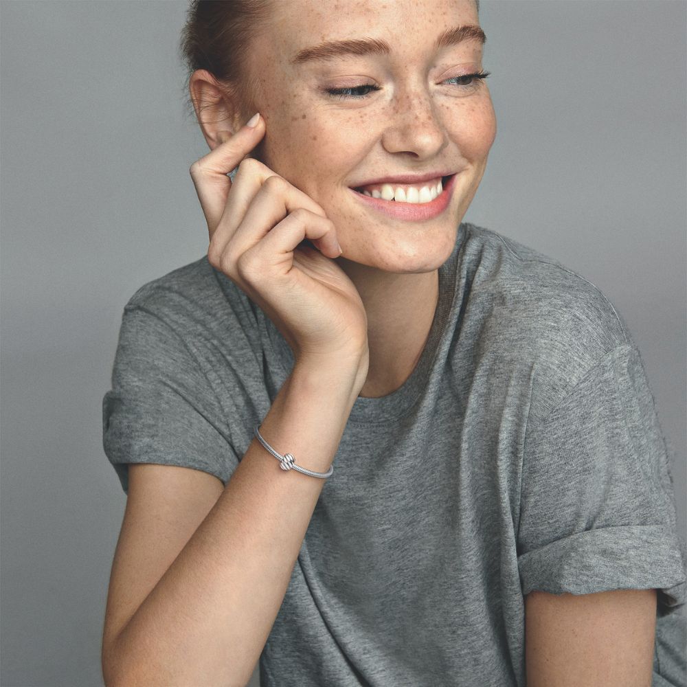 Spalvu siluetu amulets