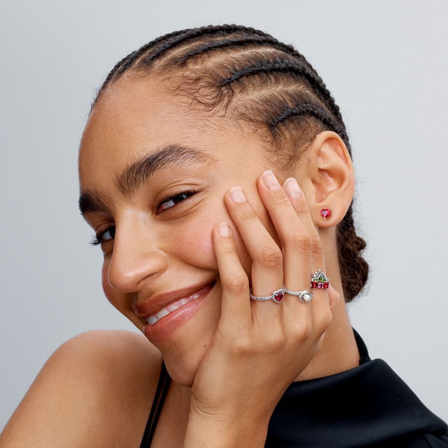 Dāvanu komplekts: Mirdzoša pieguļošā kaklarota ar oreola sirsniņformas kulonu & Sarkanas sirds nagliņauskari