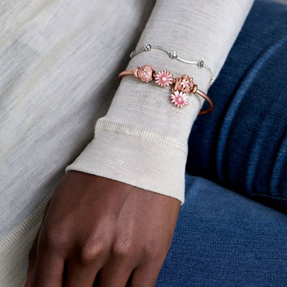 Piekarināms rozā margrietiņas amulets