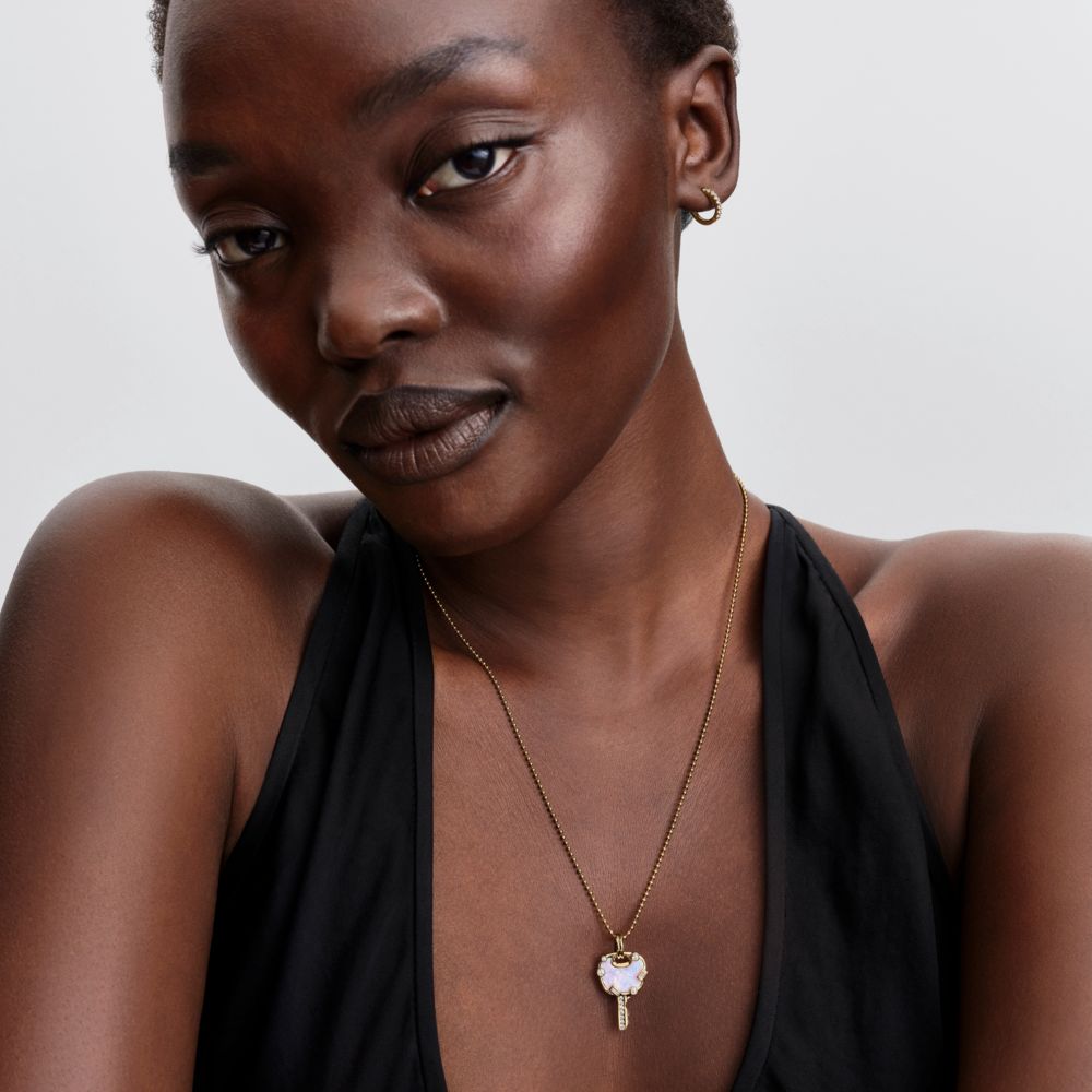 Kaklarota ar bumbiņu ķēdīti