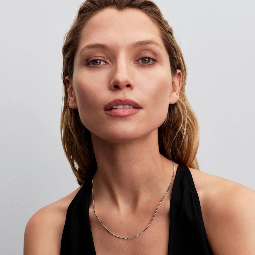 Kaklarota ar bumbiņu ķēdīti