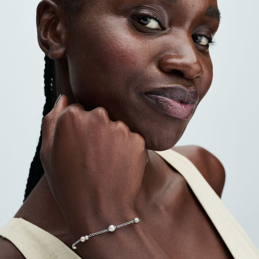 Segmentēta rokassprādzes ķēde ar apstrādātām, mākslīgi audzētām saldūdens pērlēm