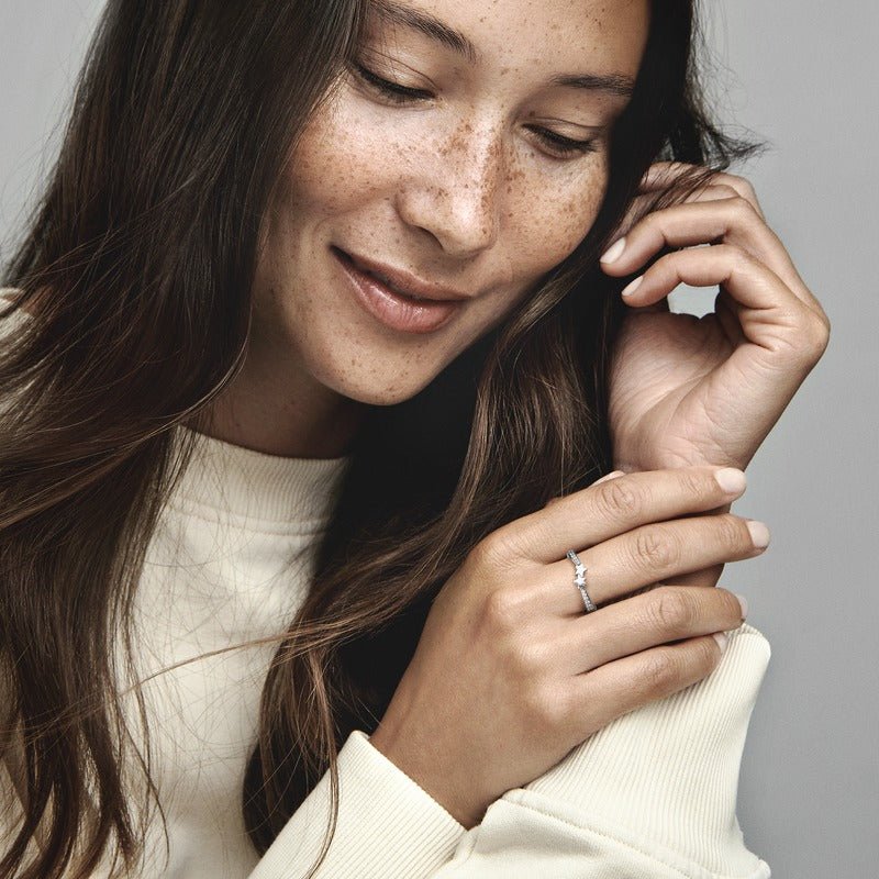 Mirdzošais gredzens ar krītošām zvaigznēm