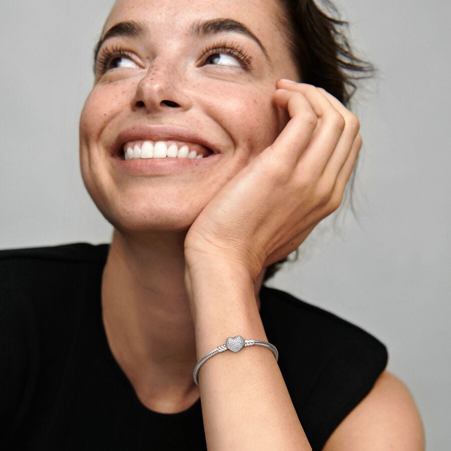 Sudraba rokassprādze ar sirds formas aizdari un kubiskā cirkonija oksiju