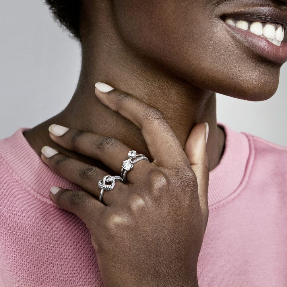 Mirdzošs kroņa gredzens