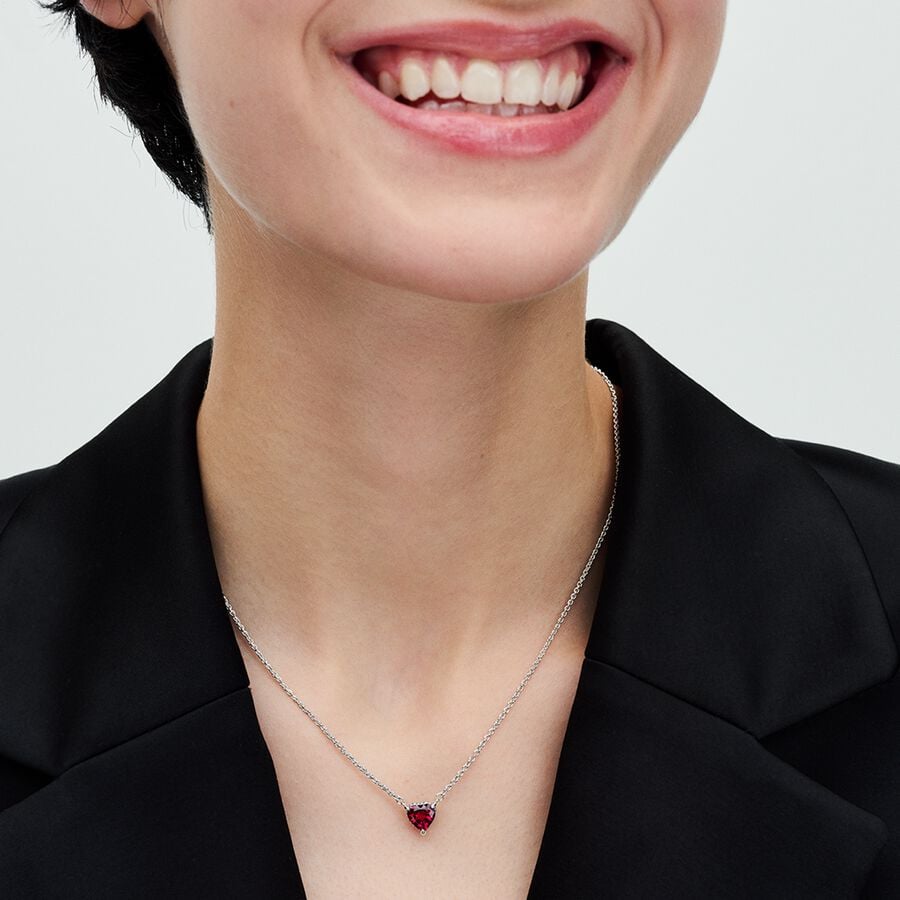 Dāvanu komplekts: Mirdzoša pieguļošā kaklarota ar oreola sirsniņformas kulonu & Sarkanas sirds nagliņauskari