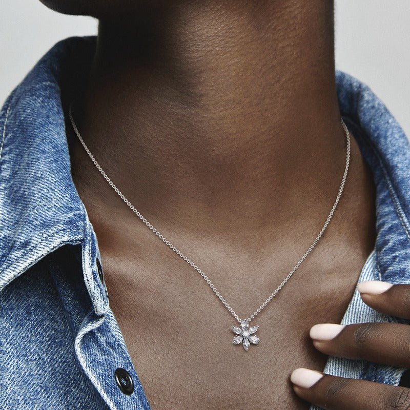 Mirdzošā kaklarota ar herbārija kķekara kulonu