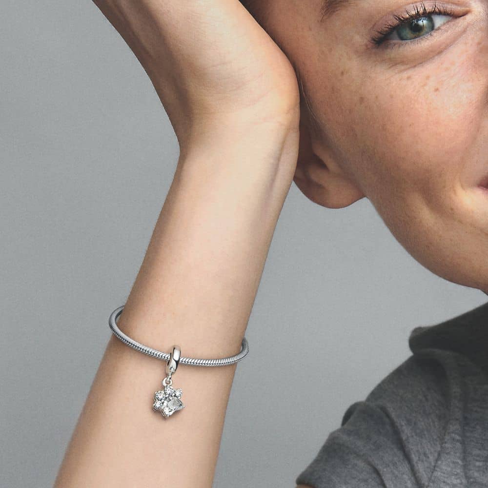 Mirdzošs piekarināmais mīļdzīvnieka ķepas nospieduma amulets