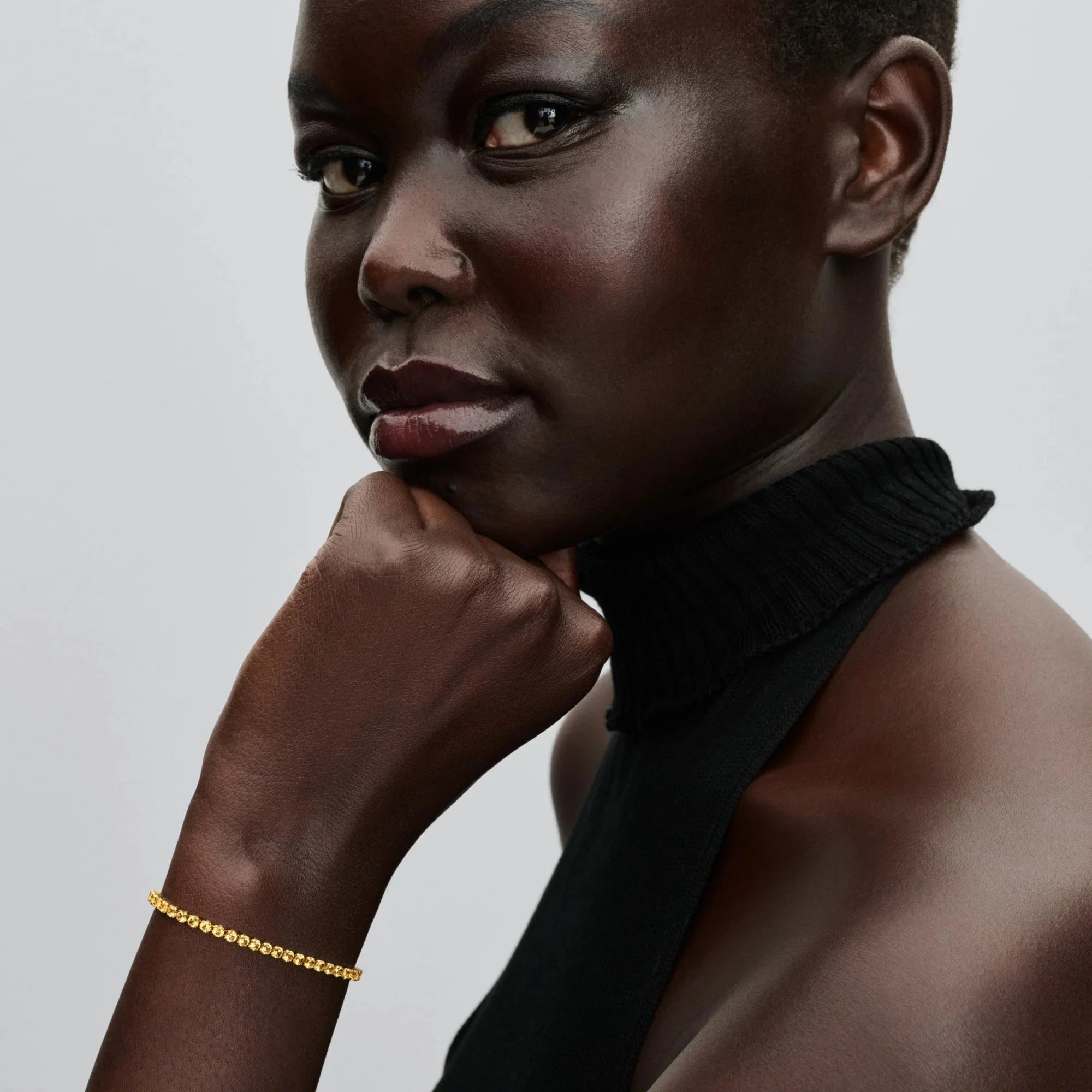 Spīdīga dzeltena tenisa rokassprādze