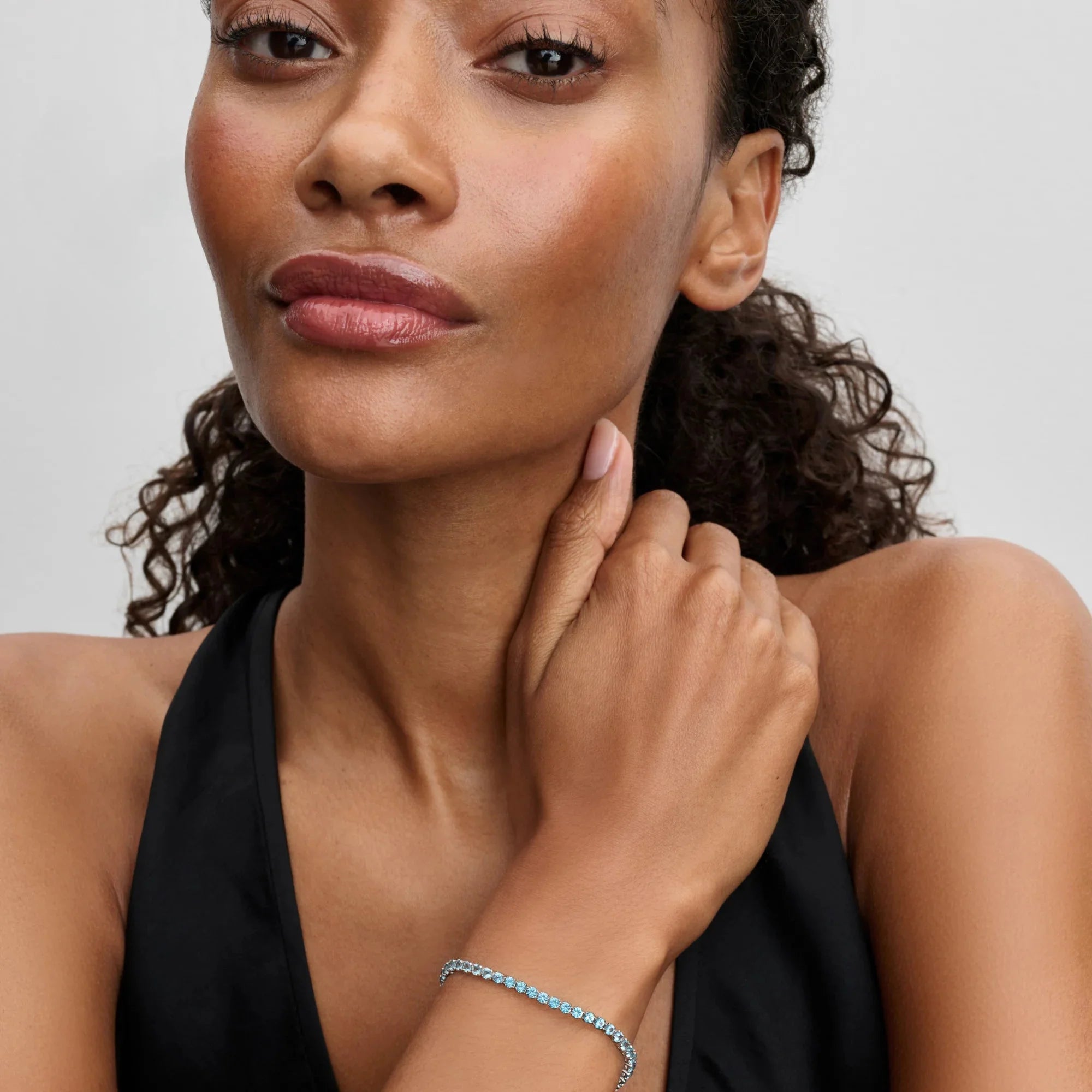 Spīdīga gaiši zila tenisa rokassprādze