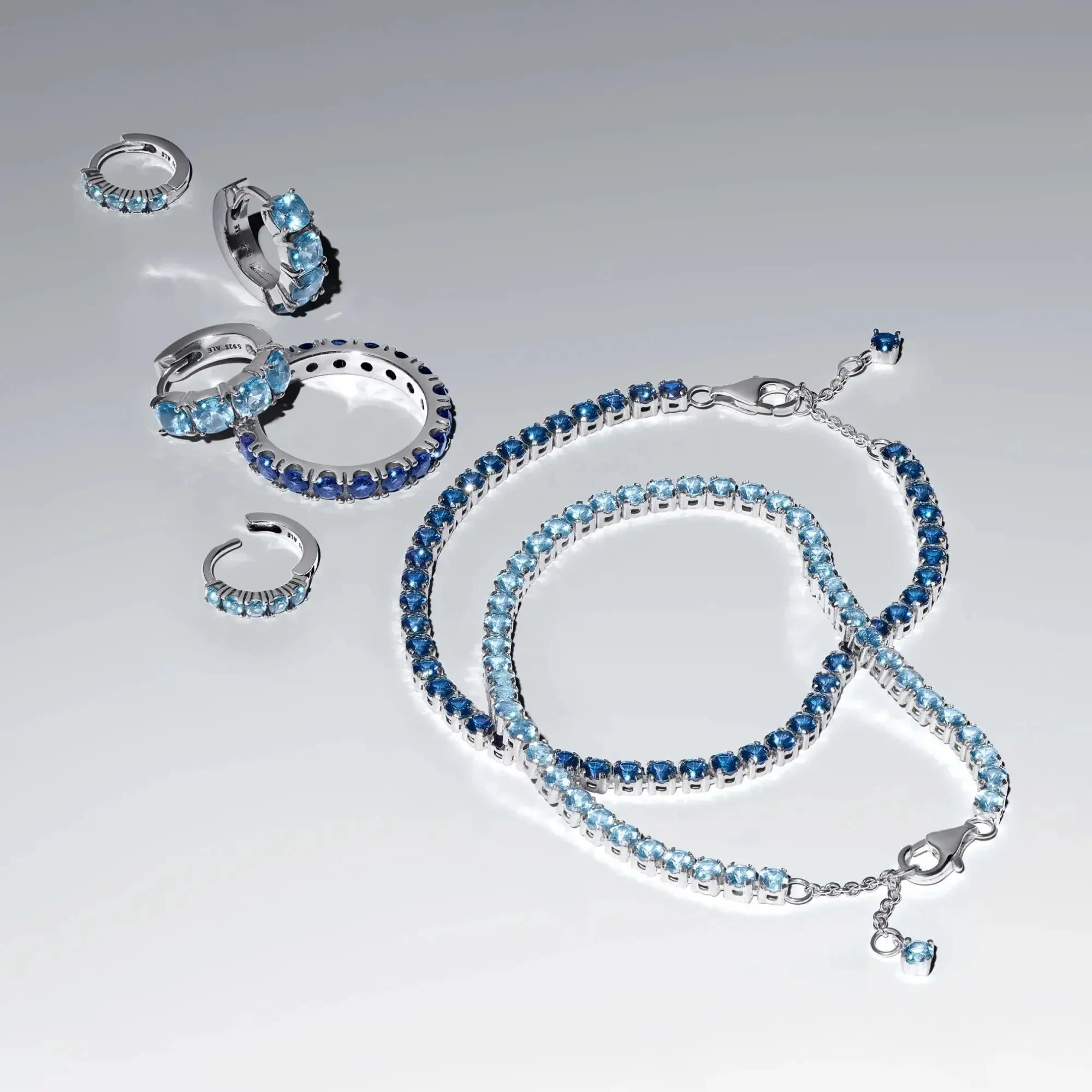 Gaiši zili Huggie auskari