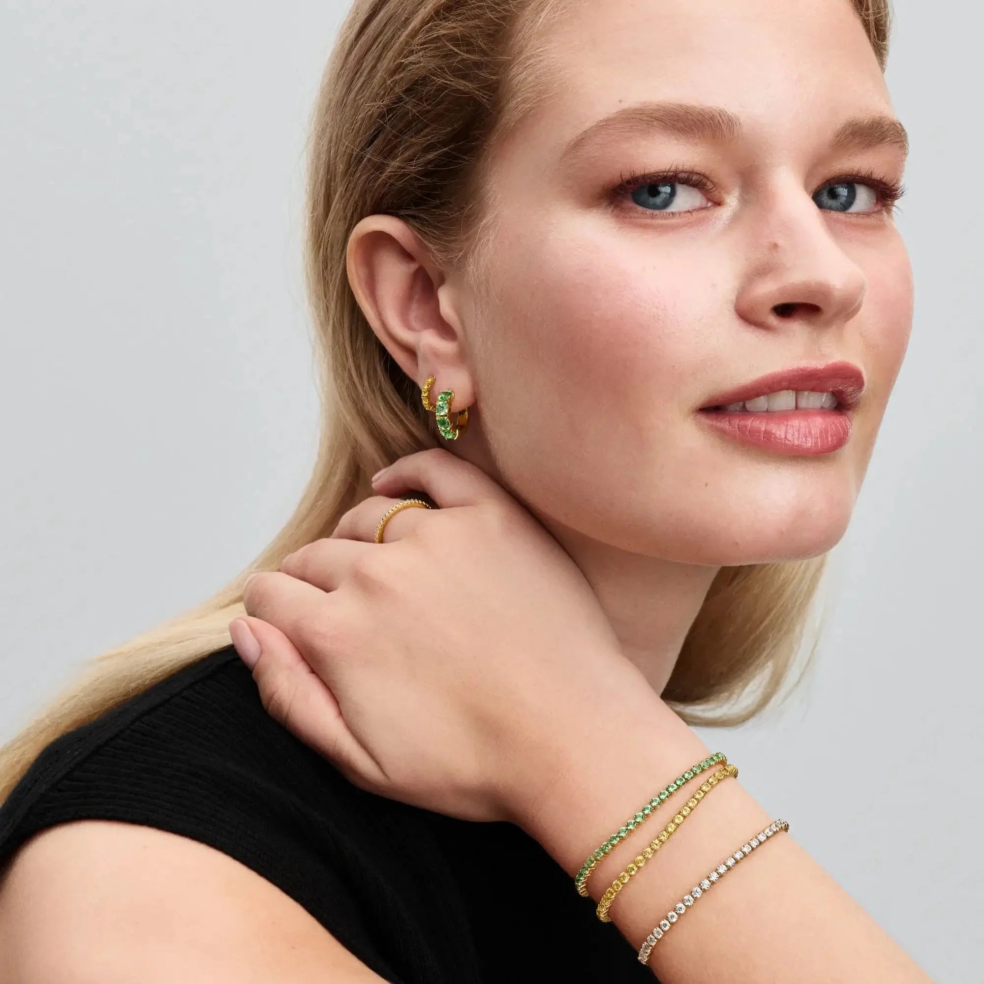 Spīdīga zaļa tenisa rokassprādze