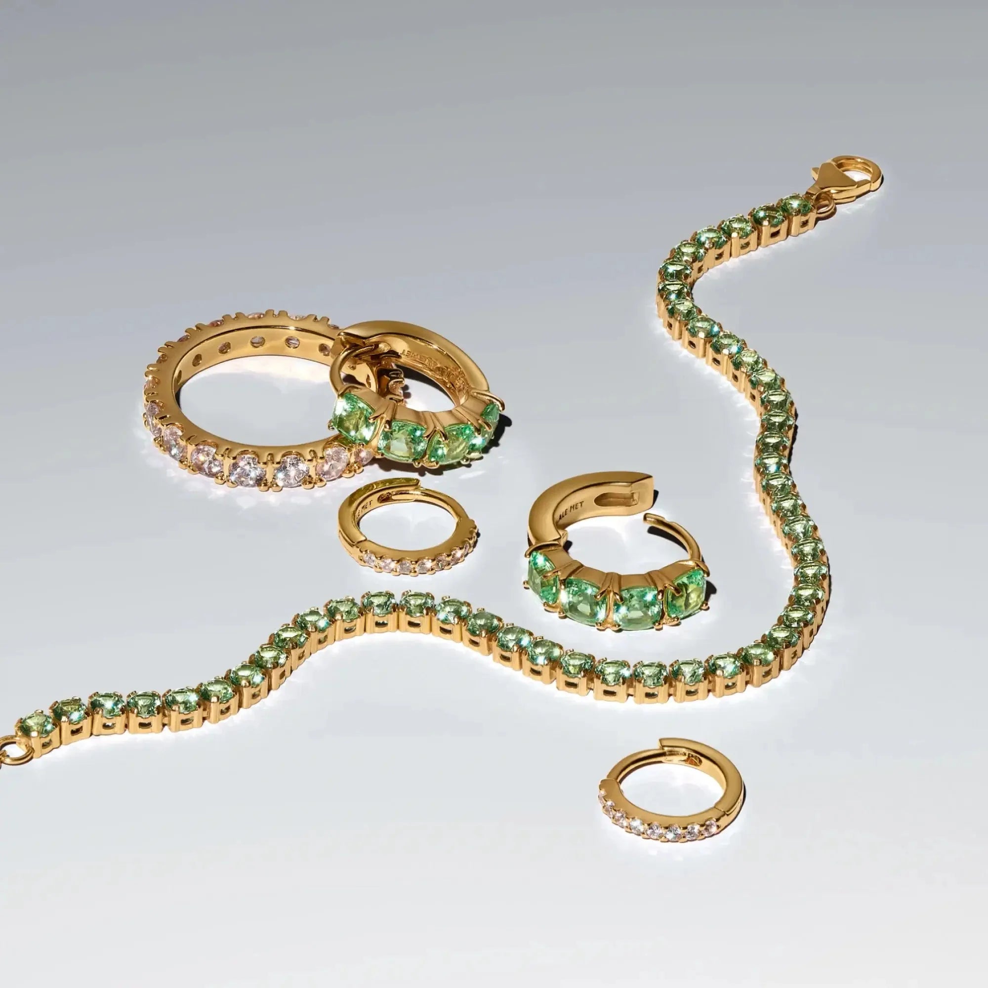 Zaļie stīpiņu auskari