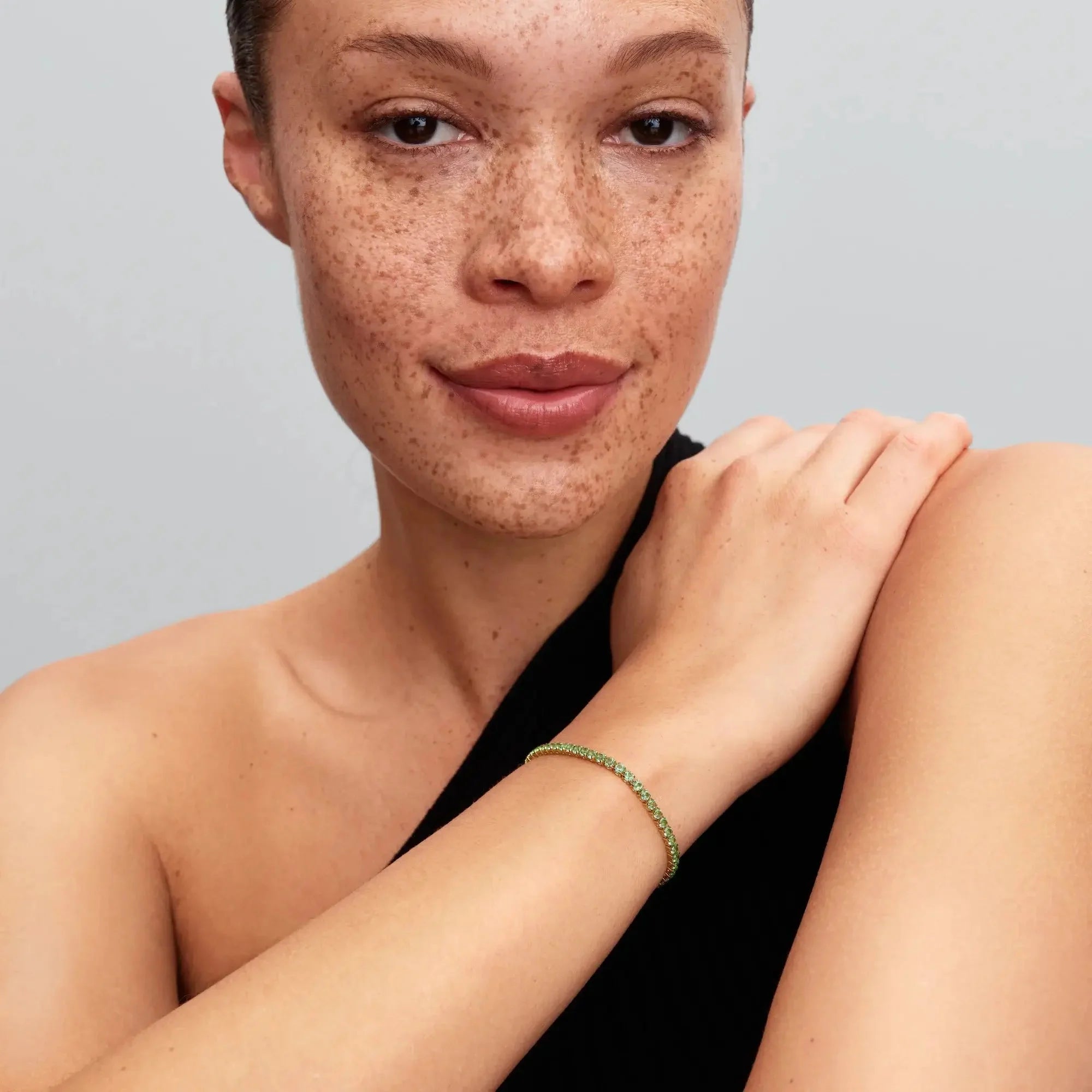 Spīdīga zaļa tenisa rokassprādze