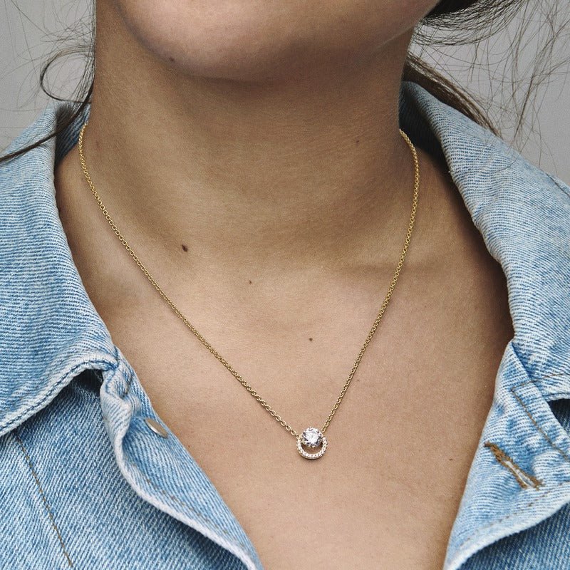 Mirdzošā, pieguļošā kaklarota ar kulonu