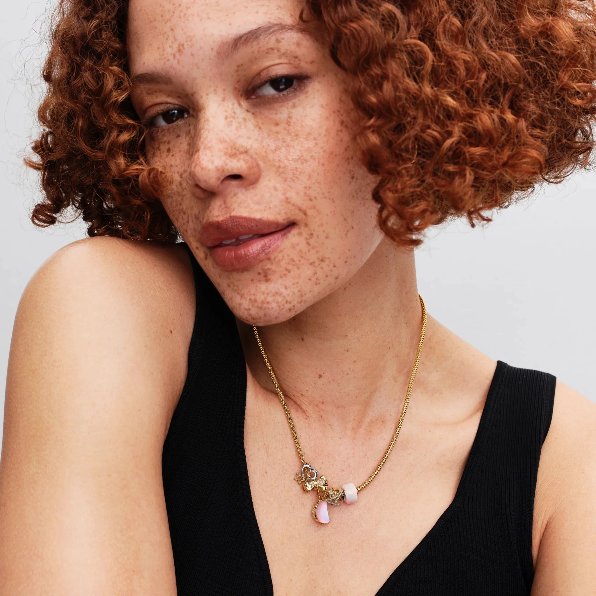 Mirdzošā pusmēness amulets