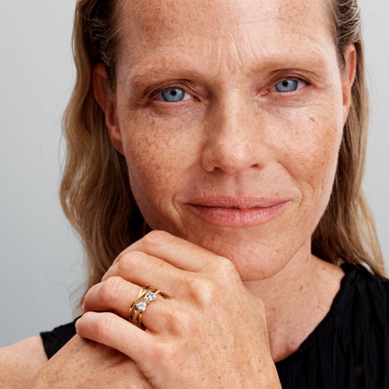 Mirdzošā tauriņa krustenisā dizaina gredzens