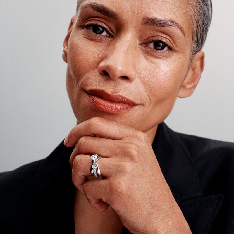 Mirdzošā tauriņa krustenisā dizaina gredzens