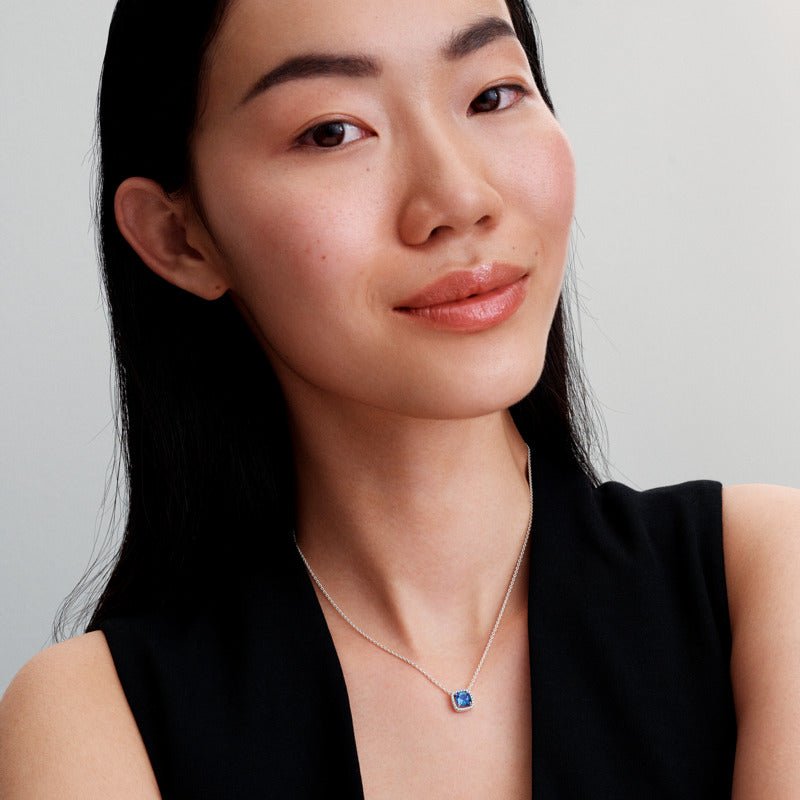 Dāvanu komplekts: Kvadrātveida mirdzoša, zila Halo kulona kaklarota & Kvadrātveida mirdzoši, zili Halo stīpiņu auskari