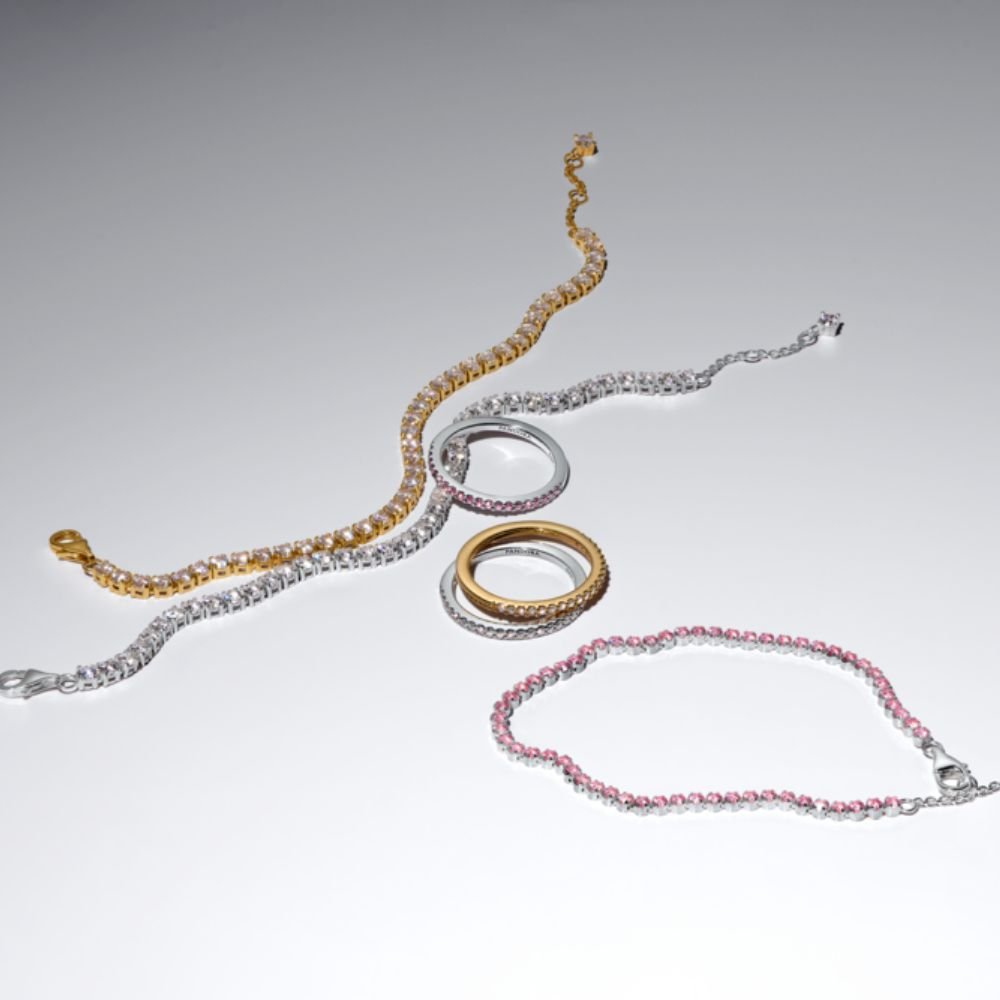 Mirdzošs rozā joslu gredzens