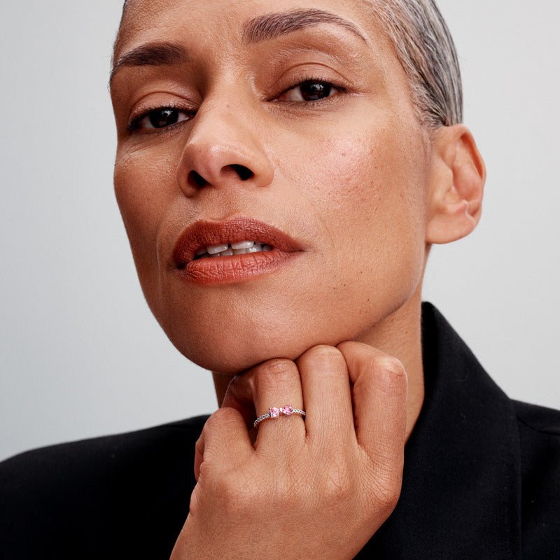 MIrdzošs rozā tauriņa gredzens