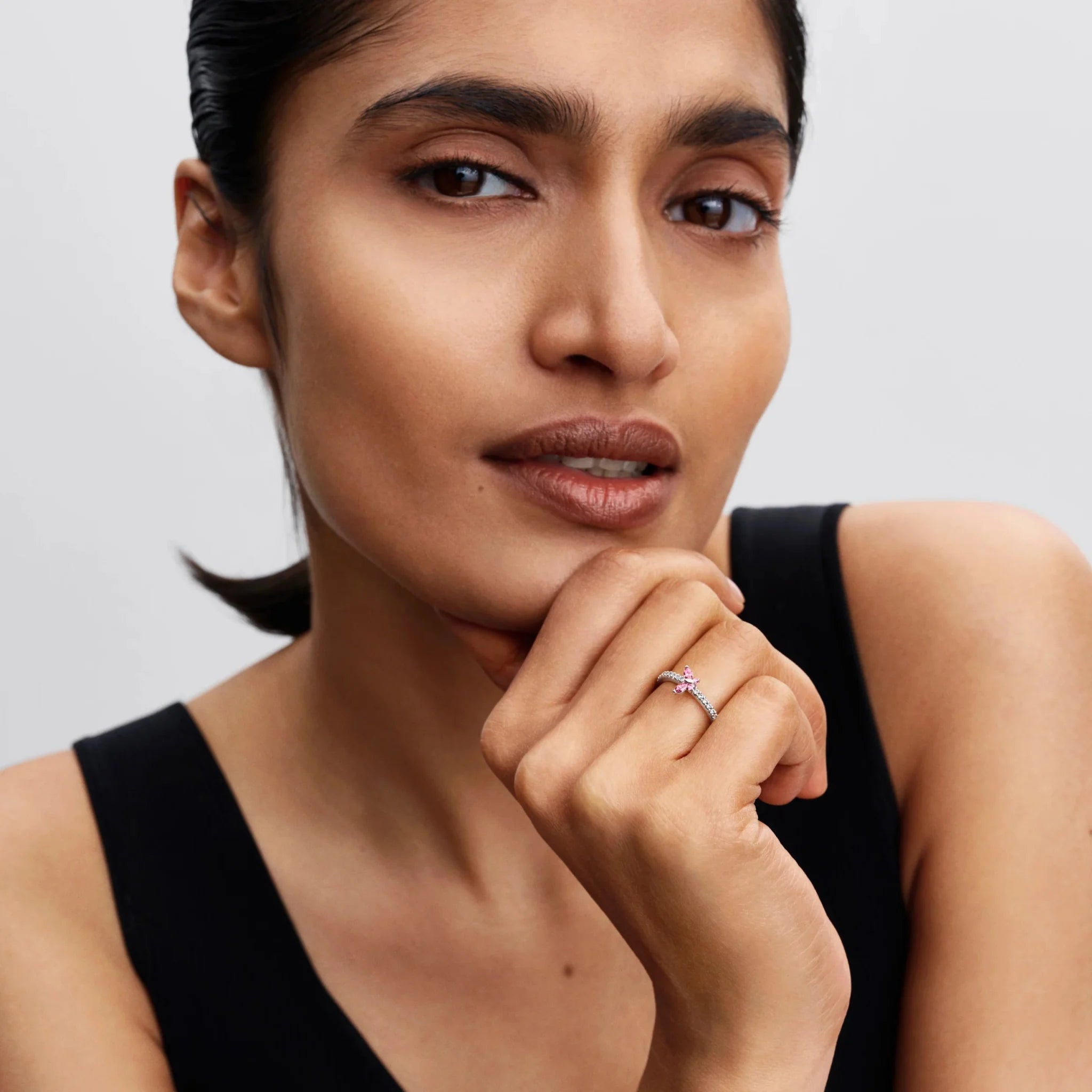 Mirdzošais tauriņa gredzens