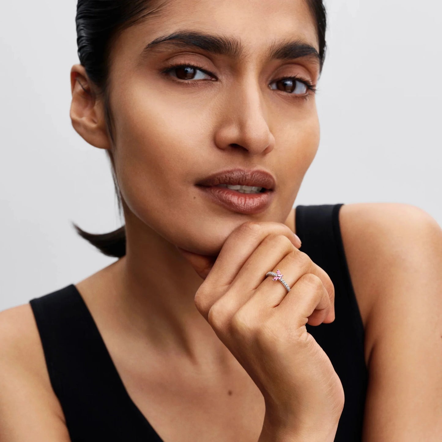 Mirdzošais tauriņa gredzens