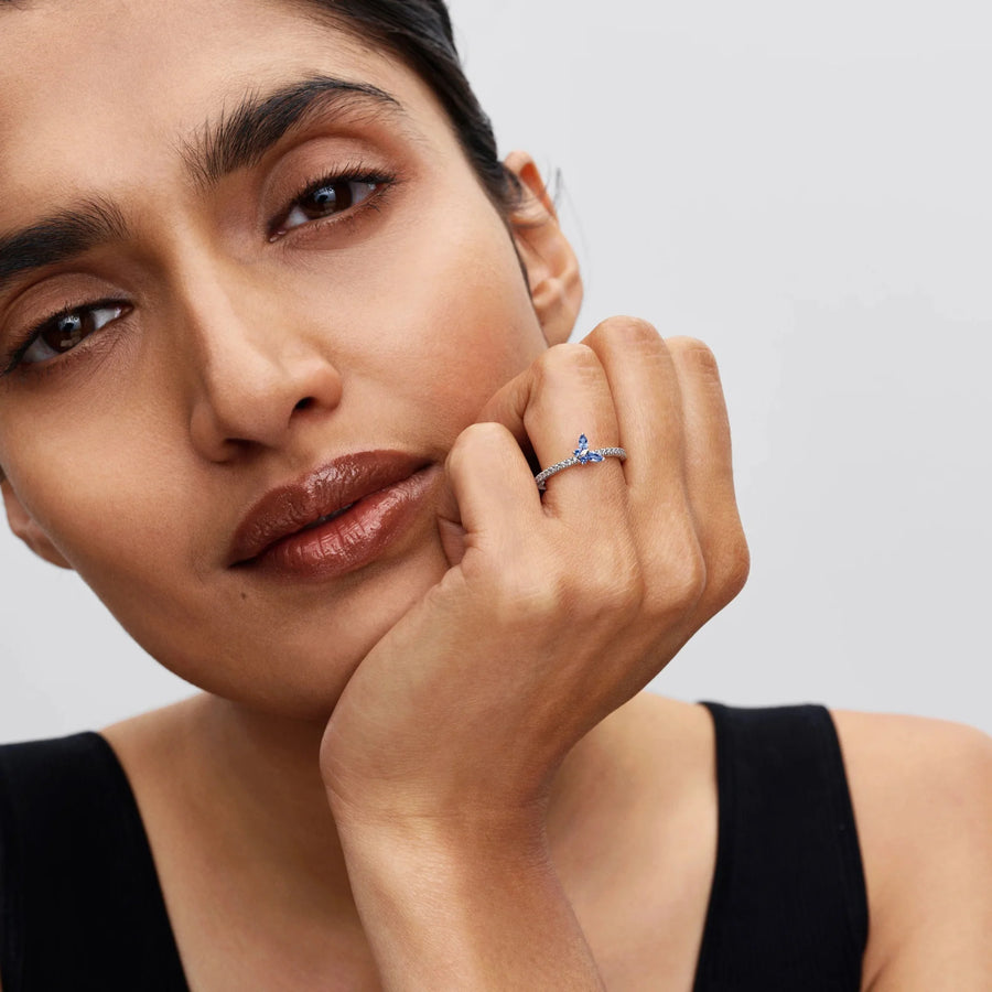 Mirdzošais tauriņa gredzens