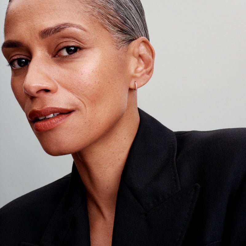 Dzirkstoši rozā Huggie stīpiņu auskari