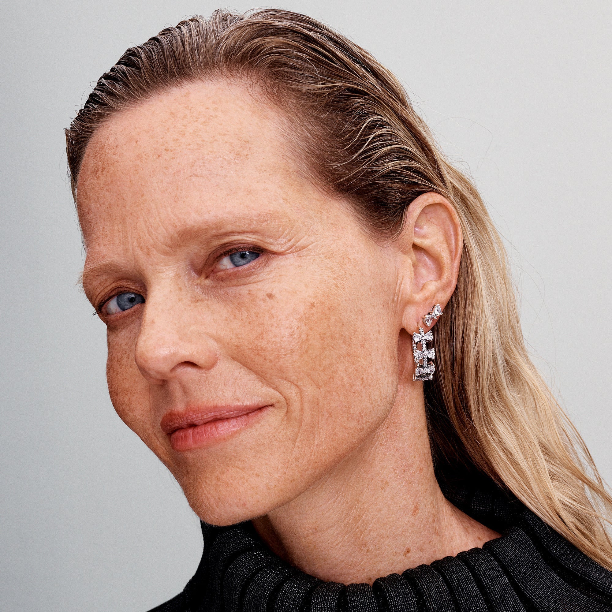 Mirdzošo tauriņu rindas stīpiņu auskari