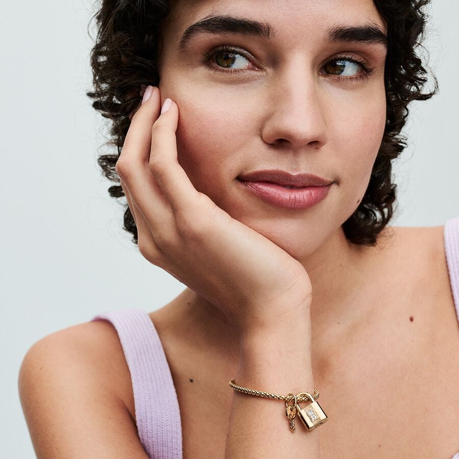 Piekarināmais slēdzenes un atslēgas amulets