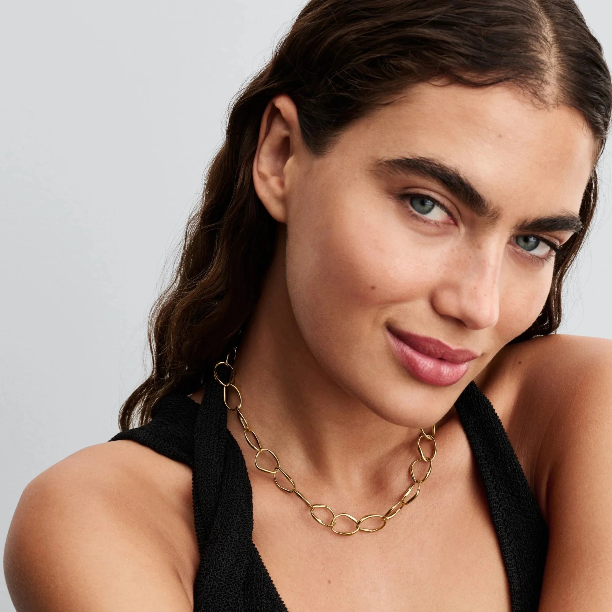 Savstarpēji savienotu organisku saišu kaklarota