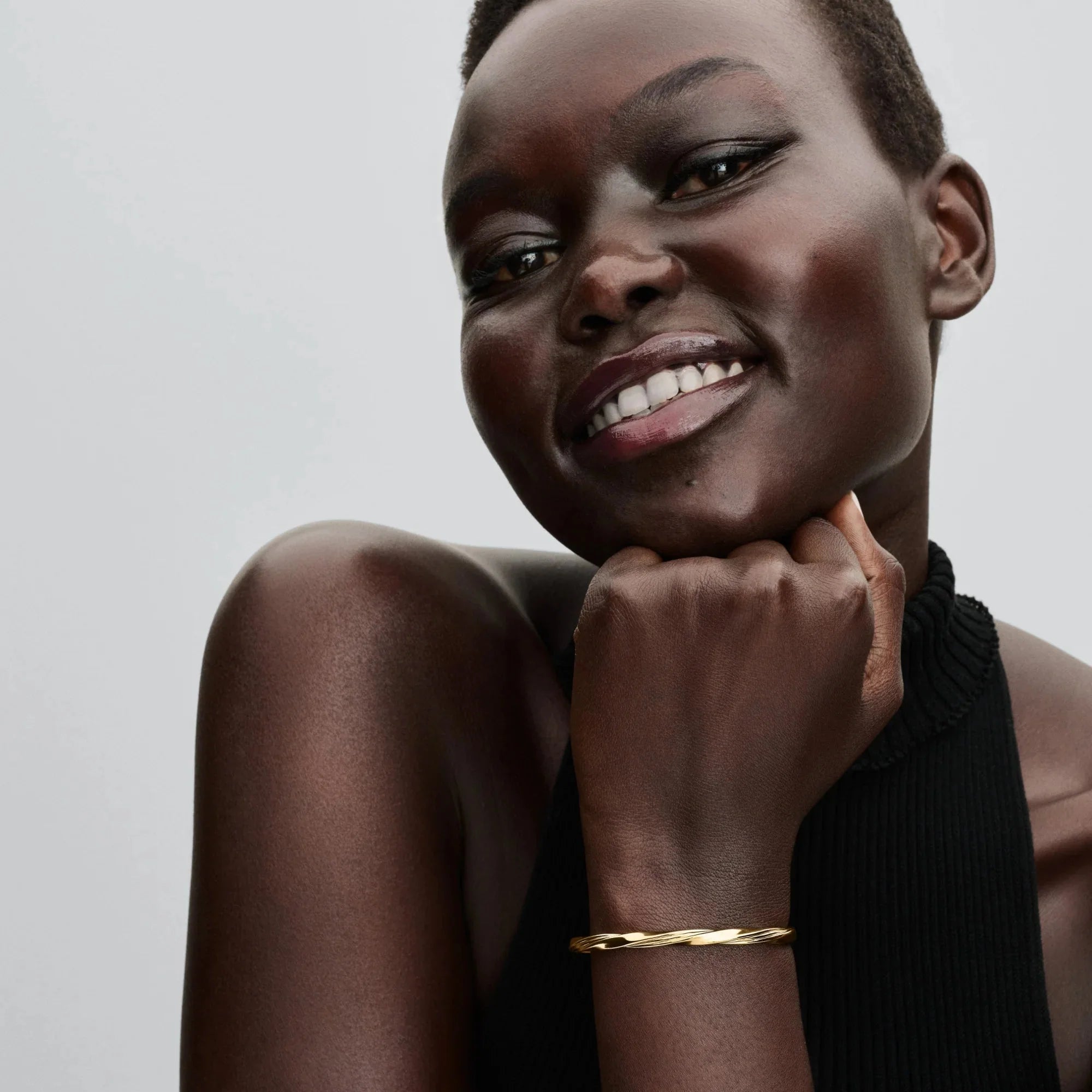 Savīta atvērta tipa aproce