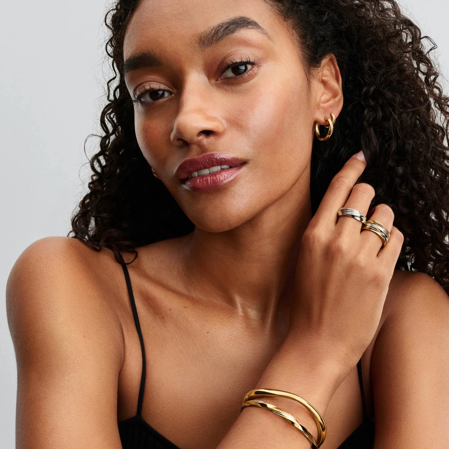 Savīta atvērta tipa aproce